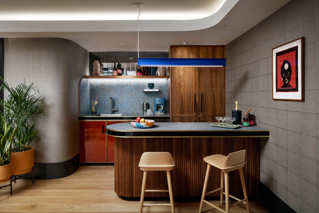 房顶套房厨房装有梯拉子索反冲和反冲和几凳