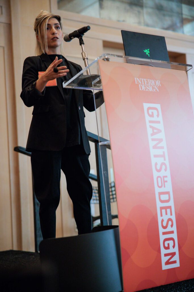 议长Behnaz Farahi,设计师和关键制造者