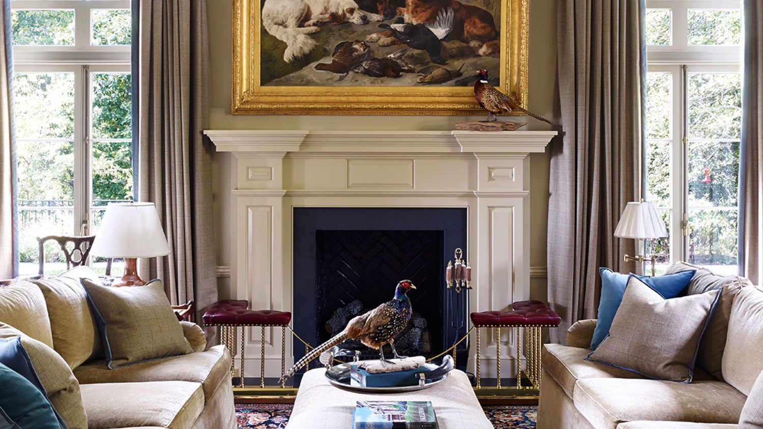 壁炉装饰地布上大画 咖啡桌上小鸟雕像