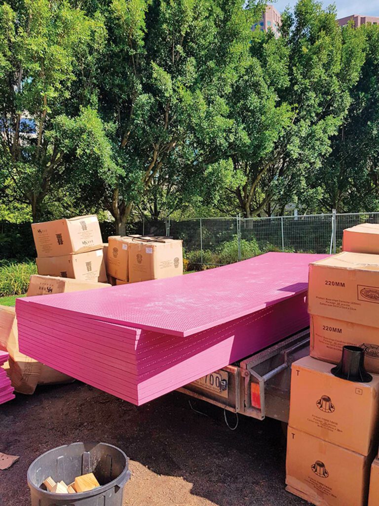 粉红色玻璃加固塑胶板