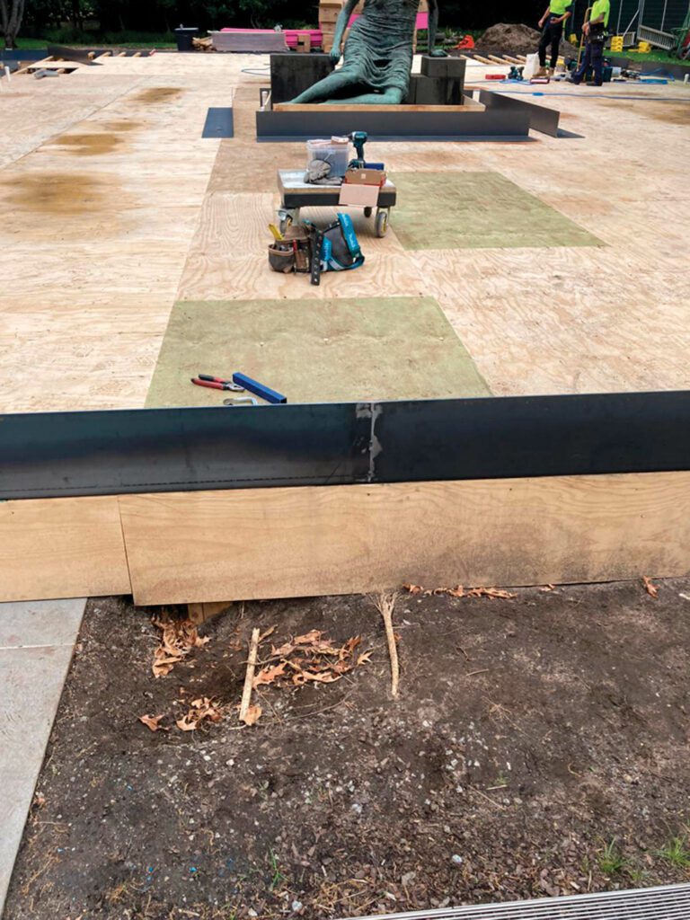 所生成的49乘70尺大泛层铺设水泥板并加防水粉红色软木板