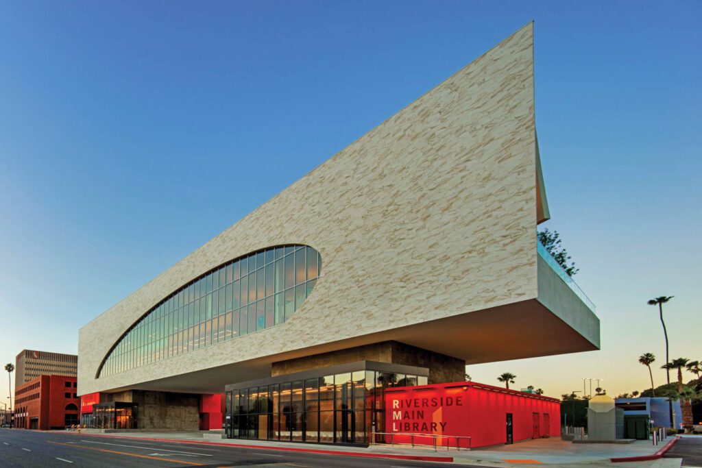 刻有大理石图案的波斯拉地块覆盖加利福尼亚河滨公共图书馆前台