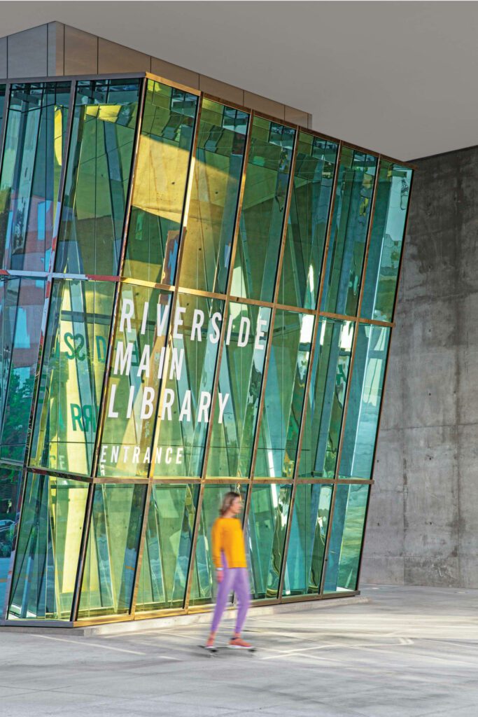 三楼入口高空嵌入玻璃和铝幕墙