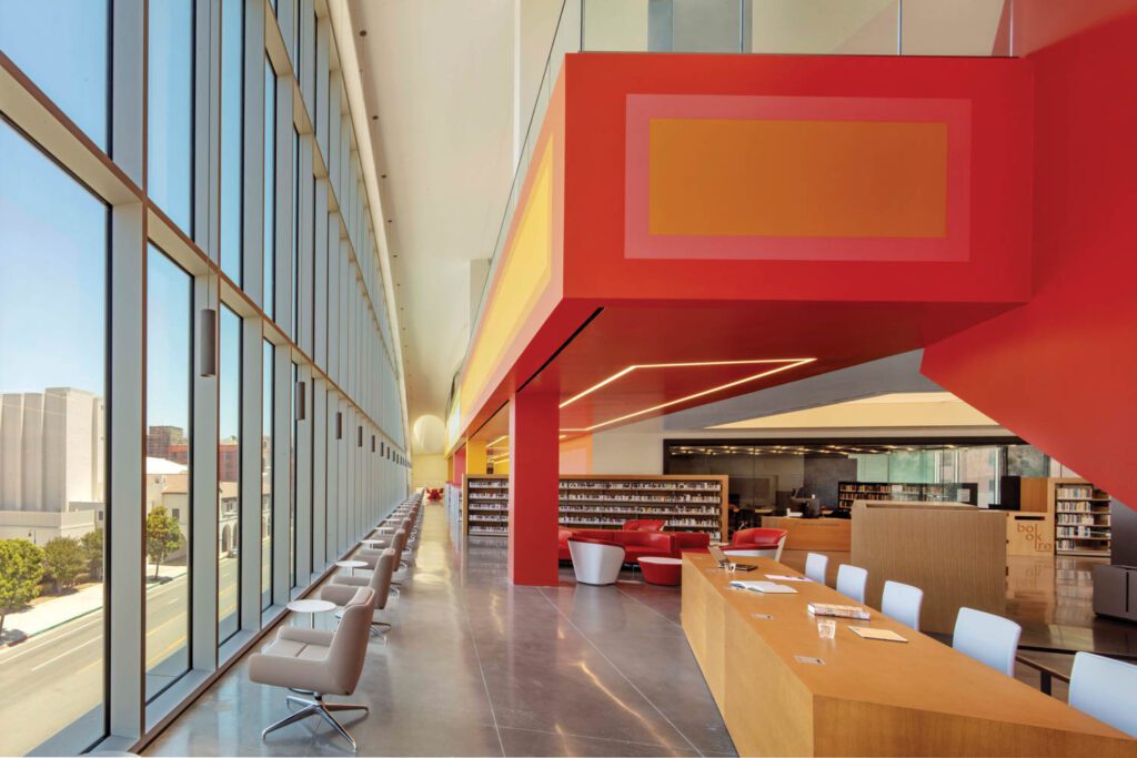 低层椅子双层圈享受远山景色,而后方画矩形则指里弗塞德多种文化