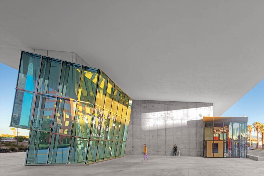 下广场图书博览会和农贸市场