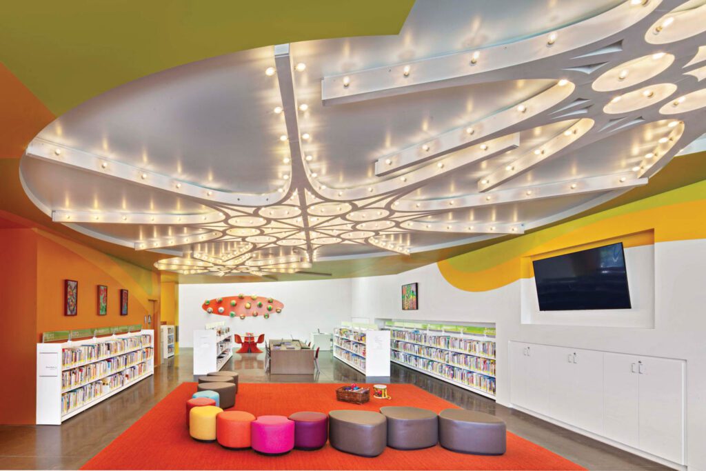 儿童区受嘉年华启发定制天花板主持模块化座椅,包括David Dahl多彩叶板