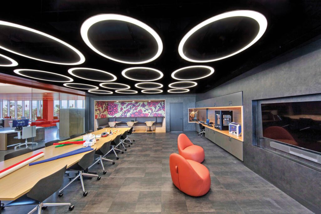 创新中心内装圆独接机、沉闷黑文楼瓦和墙覆盖器、3D打印机和录音机