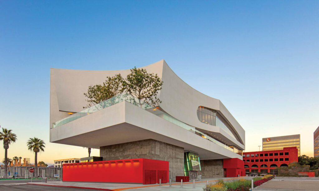 雕刻后方面孔忽略开发未来中心