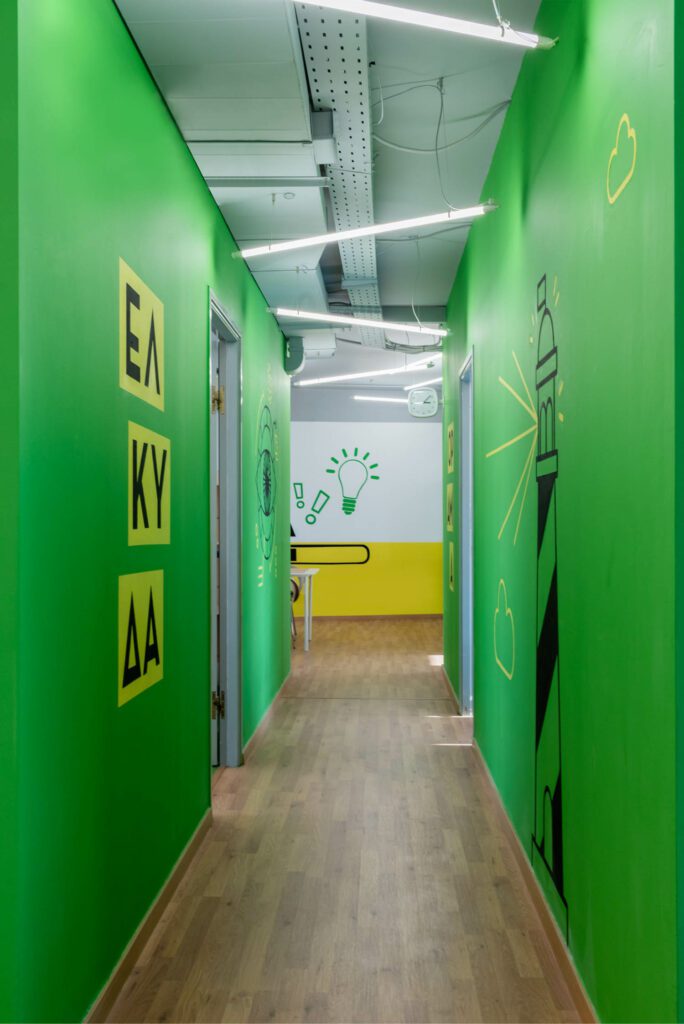 多功能室、教授和主管专用区和小教室连接通道,并装有双目和灯塔图画像