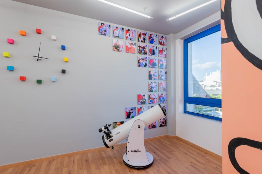 时钟Octopus保持时间上方望远镜提供邻近Pathenon和Acropolis视图