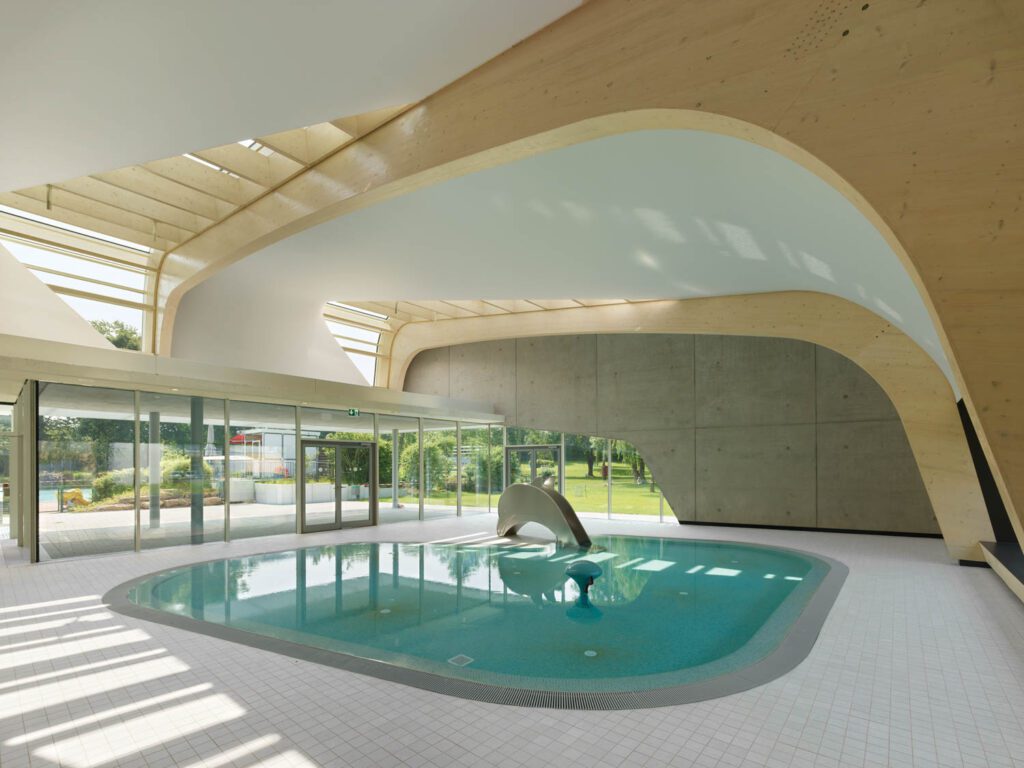 圆边池由日光照亮