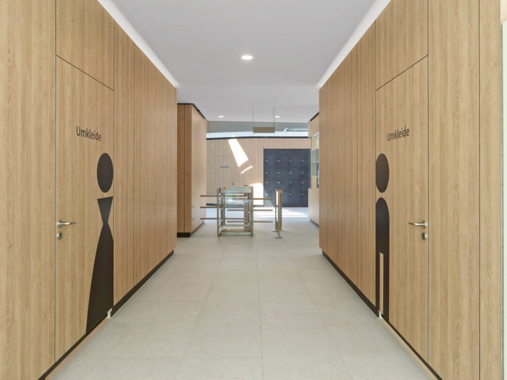 走廊通向房间 由一男一女轮廓相邻