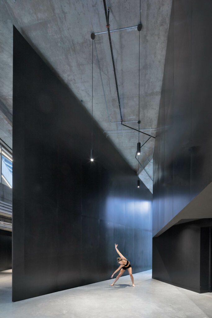 一个女人跳高黑灰墙