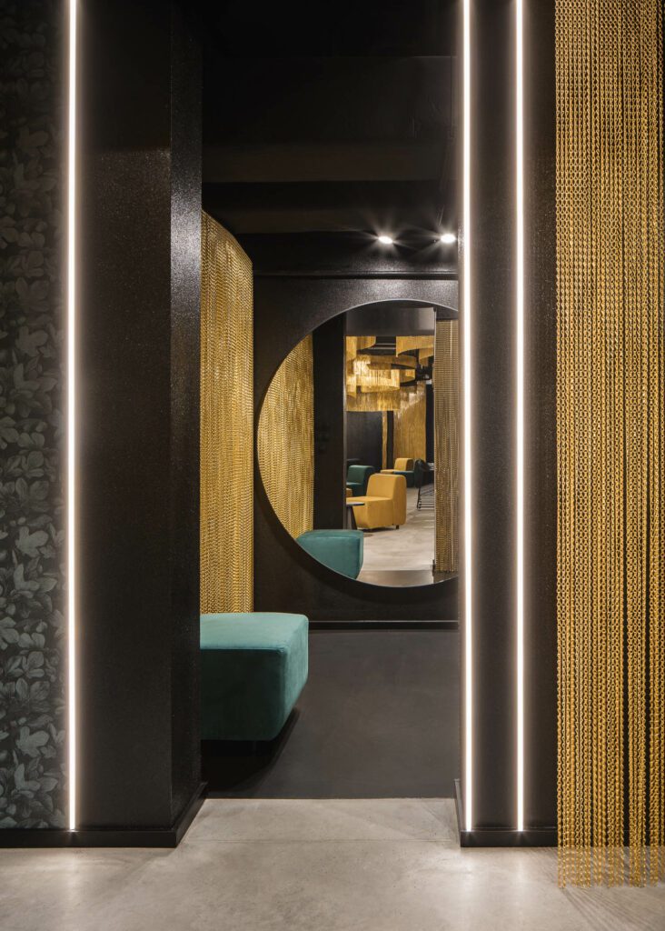 ED条从前厅前厅侧面,那里装有方便Instagram镜像