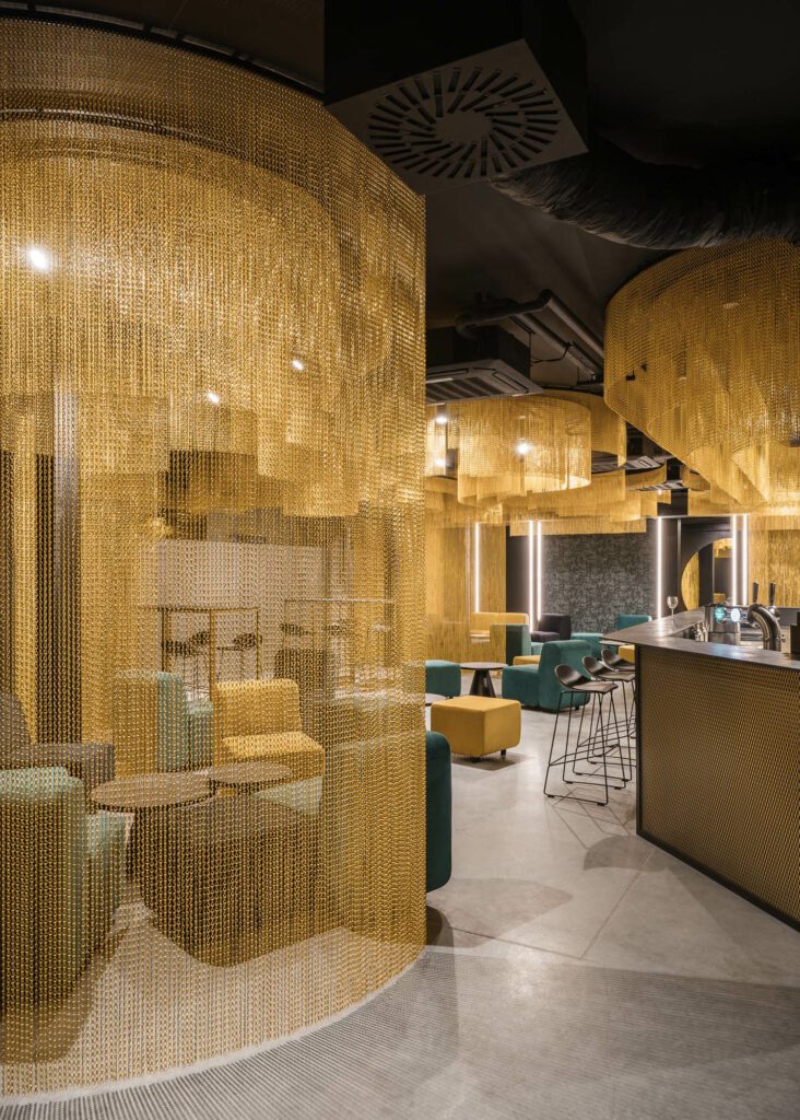 挂链仿布窗帘和分功能空间