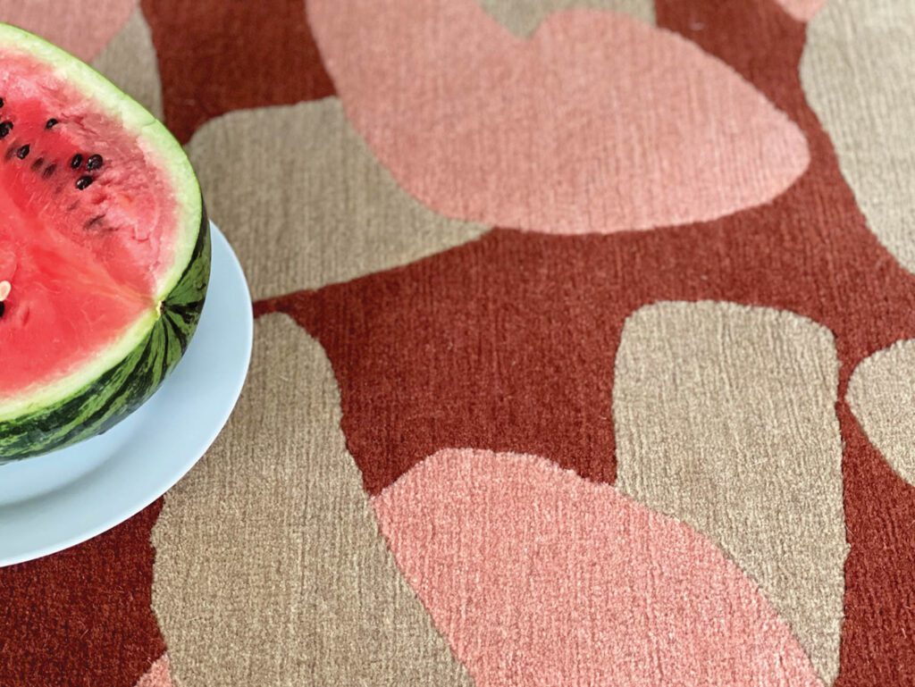 红色、粉红和棕褐地毯由Peter Valcarcel制作