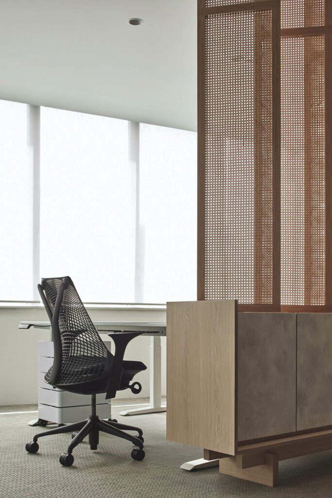 设计团队整合分区屏下存储器,并起锚连接屏幕和工作站作用,与Herman Miller的Yves Behars Sayl轮椅匹配