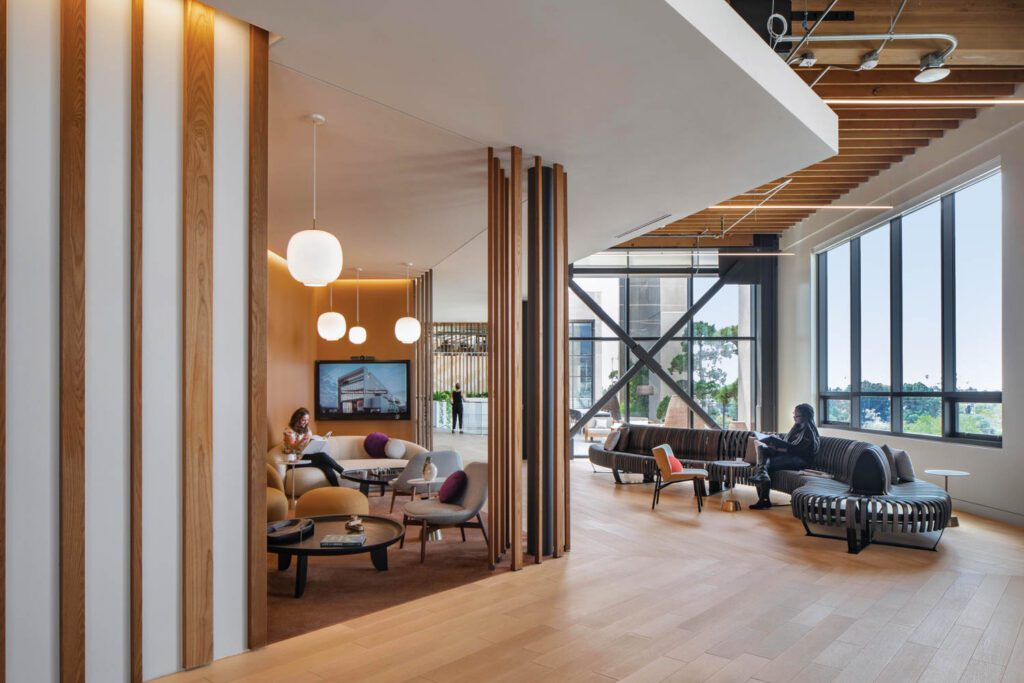 角端休息室配有Louis Poulsen嵌套件和NovaC板块由橡树制成