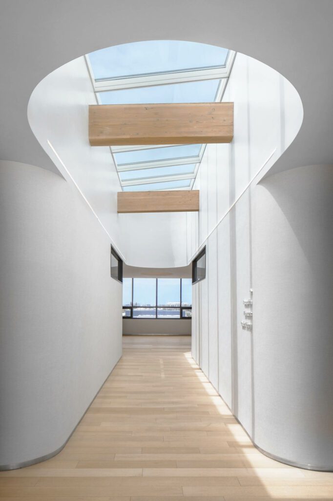 天窗点亮诊所的病人护理通道