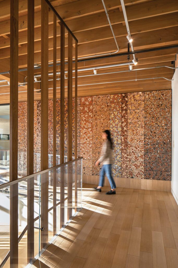 一位妇女路由混凝土、陶瓷、回收集成物、钢材、生锈和树脂制作板