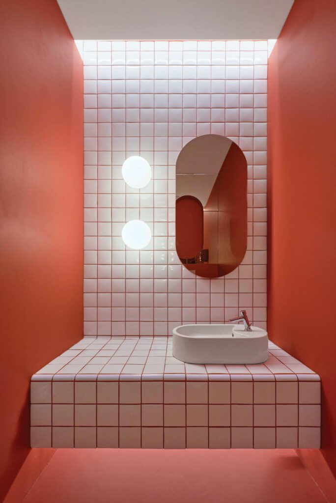 在一个洗手间 瓷砖槽匹配Pantone 1635EC