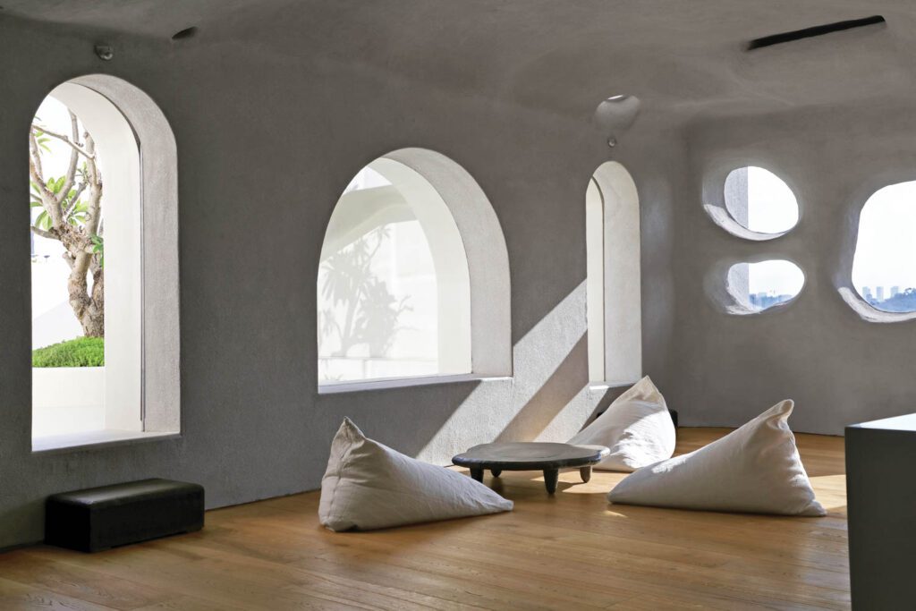 角落配有回生木表并存取阳台