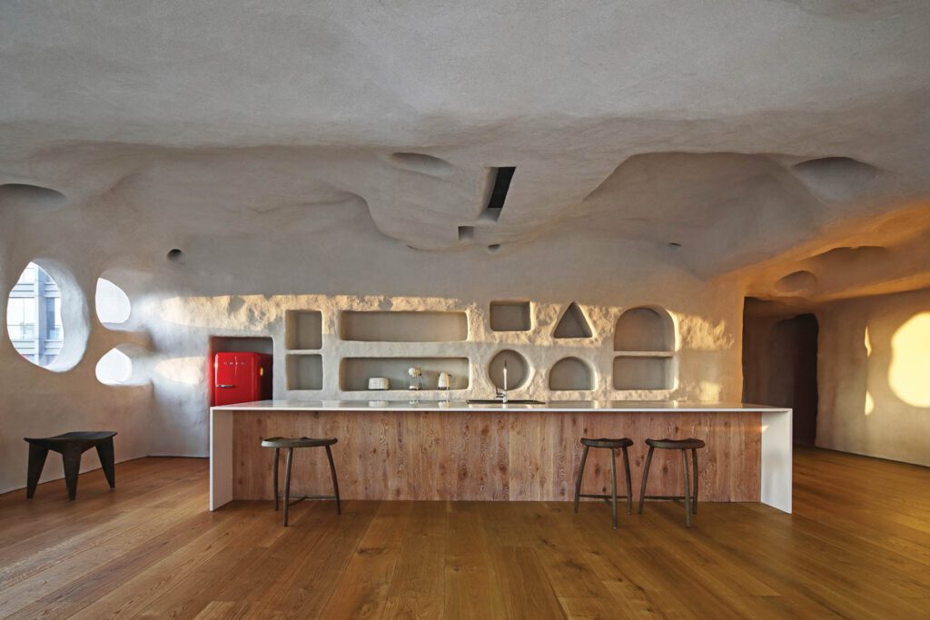 休息室岛对面墙上嵌嵌套茶壶和其他对象