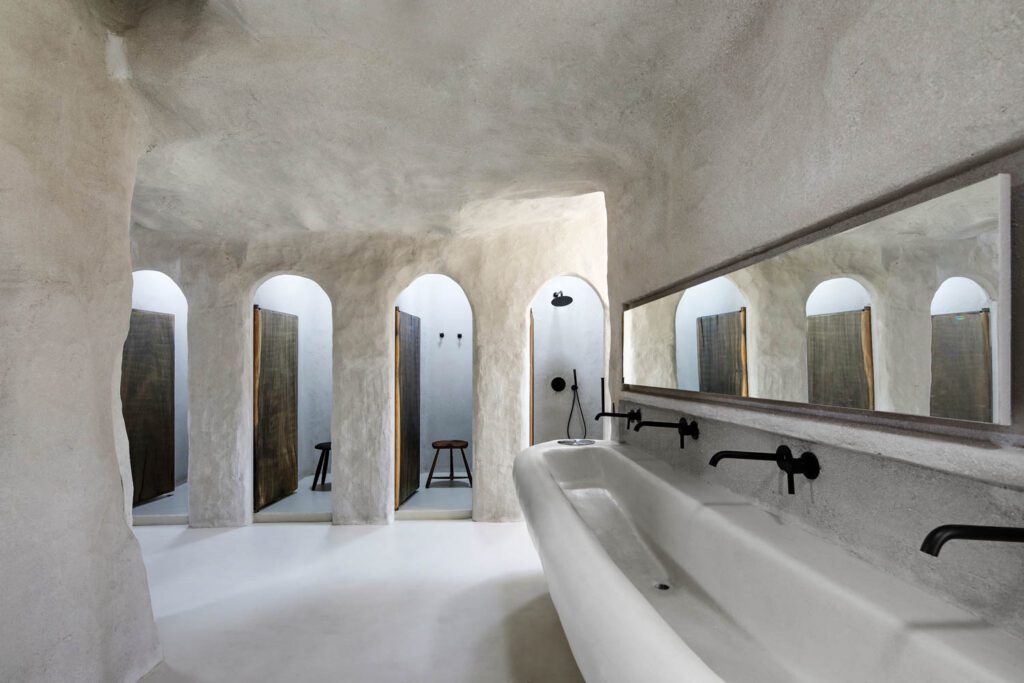 后院有淋浴室和洗手间