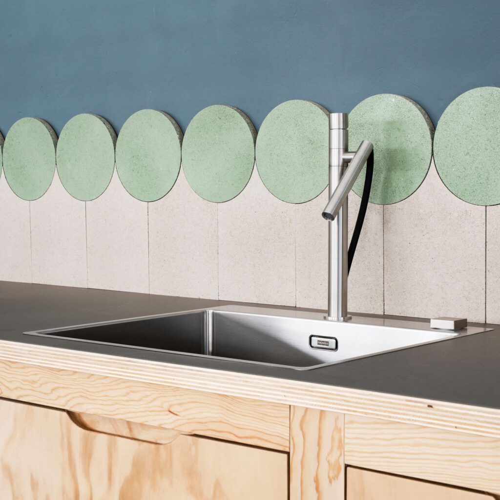 由糊绿圈支持的水槽