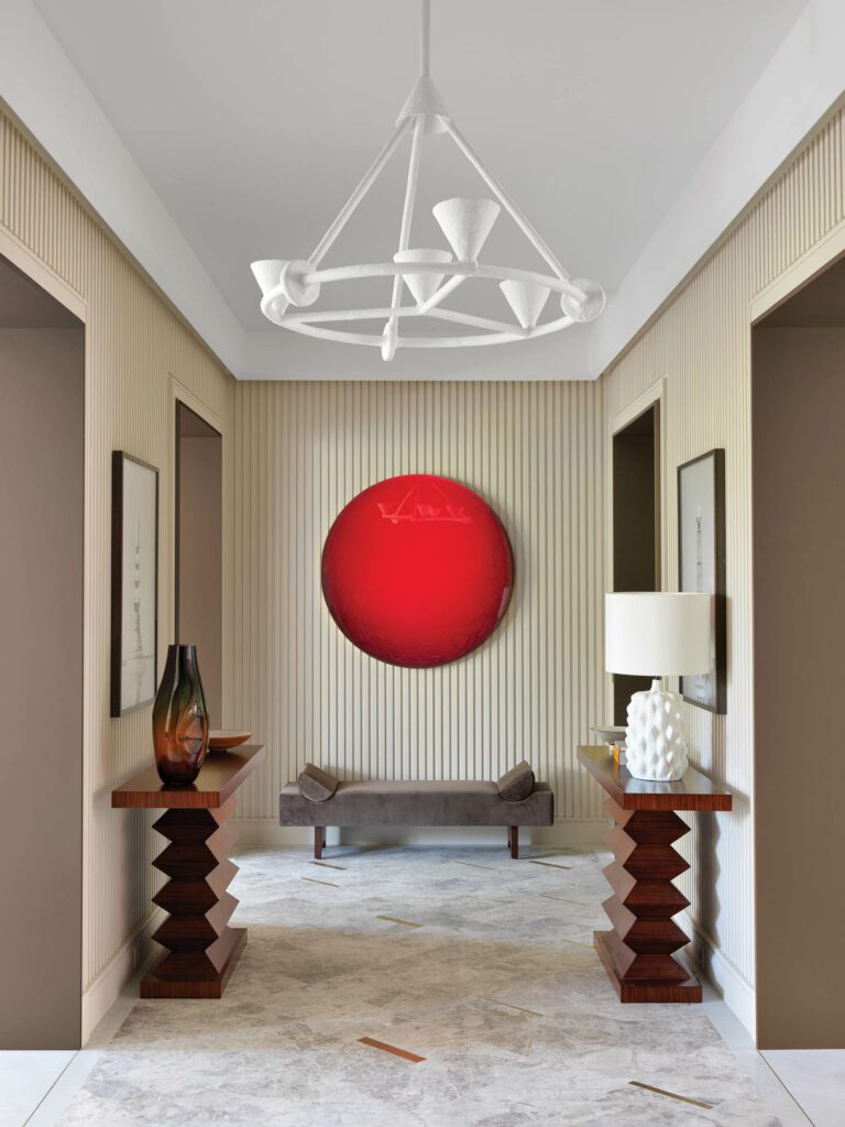 Corine van Voorbergen的硬环接画廊,它也配有肋骨员工墙、Nicholas Haslam石膏机和定制泽布拉诺控制台