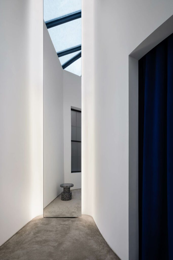 蓝天鹅绒窗帘隐藏补丁区与商店其余部分