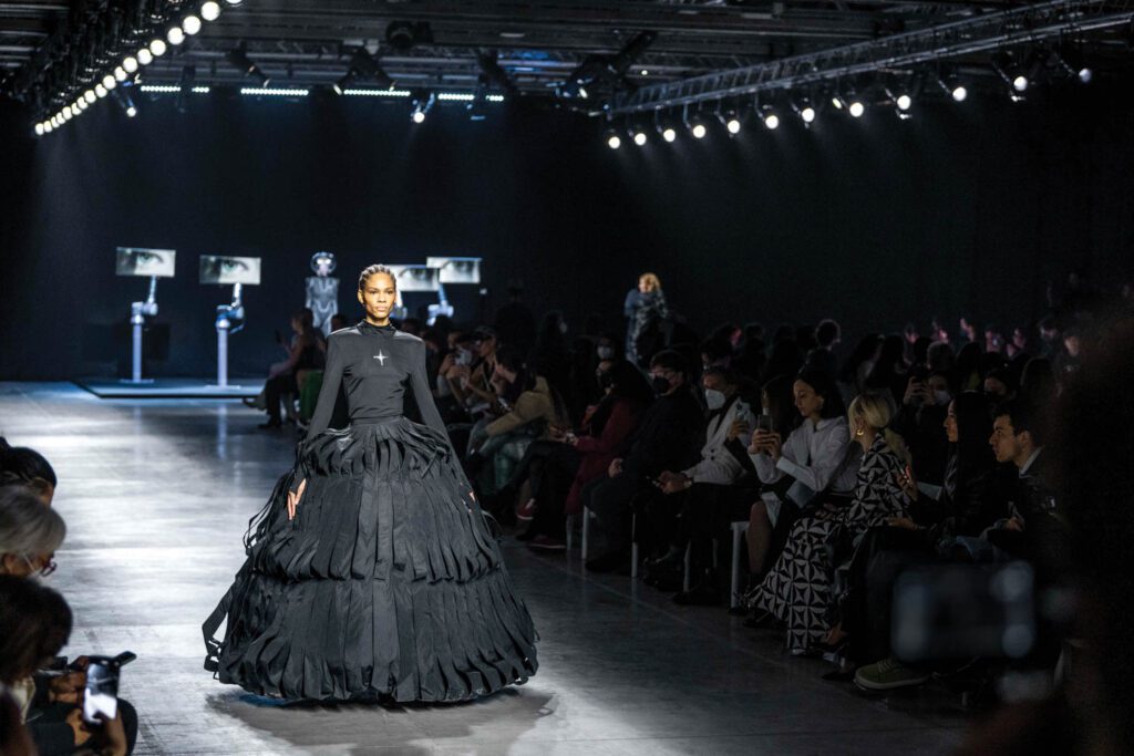 由PolyGlobal咨询委托的性能文章发生在米兰时装周Annakiki时装秀上,