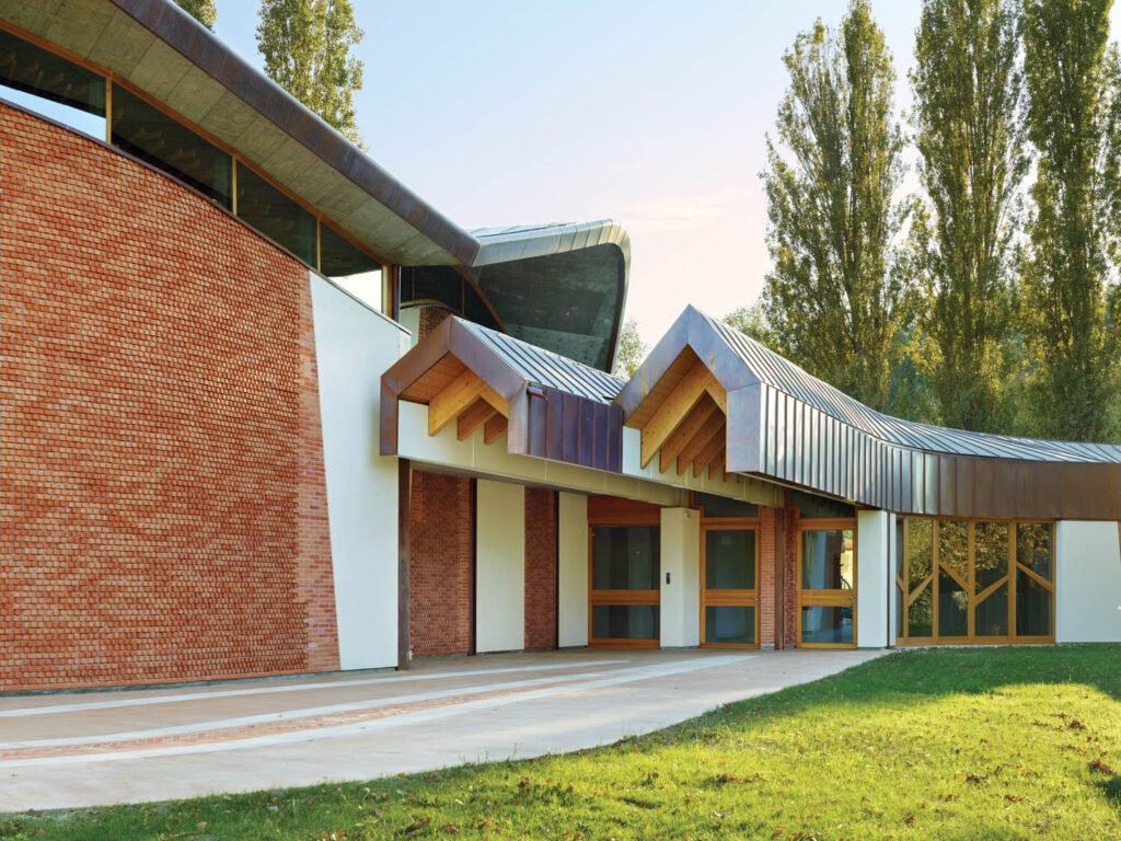 铜顶板顶端教堂和附属楼