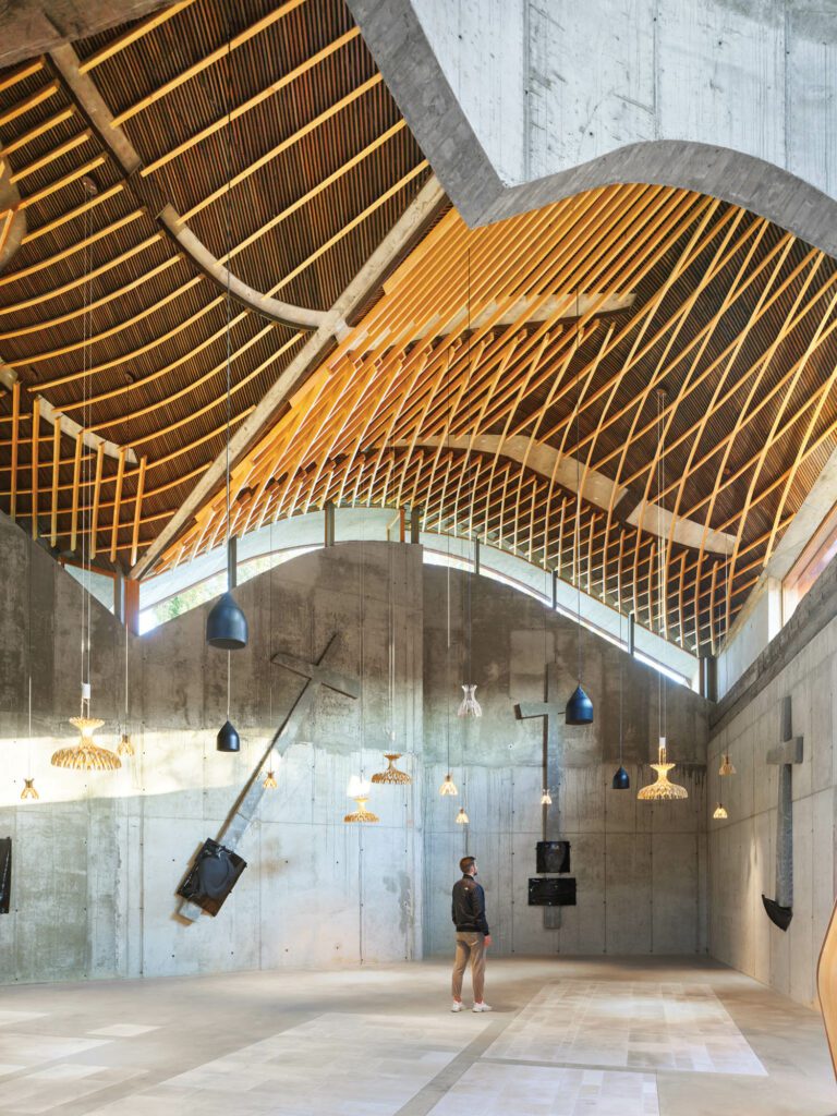 地上嵌嵌着数十块图案式意大利石块的矩形,表示老大教堂地板上发现的墓穴