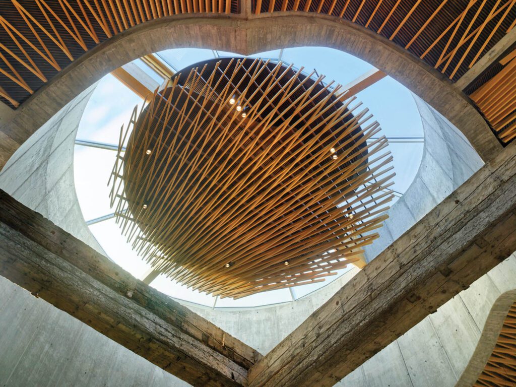 中心天窗下方悬浮充公形贝壳,象征圣加科莫和洗礼