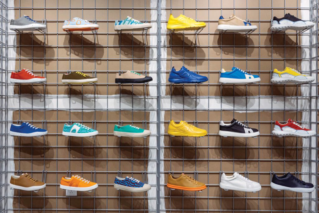 显示架由本地编织钢网格制成,后加回收纸板