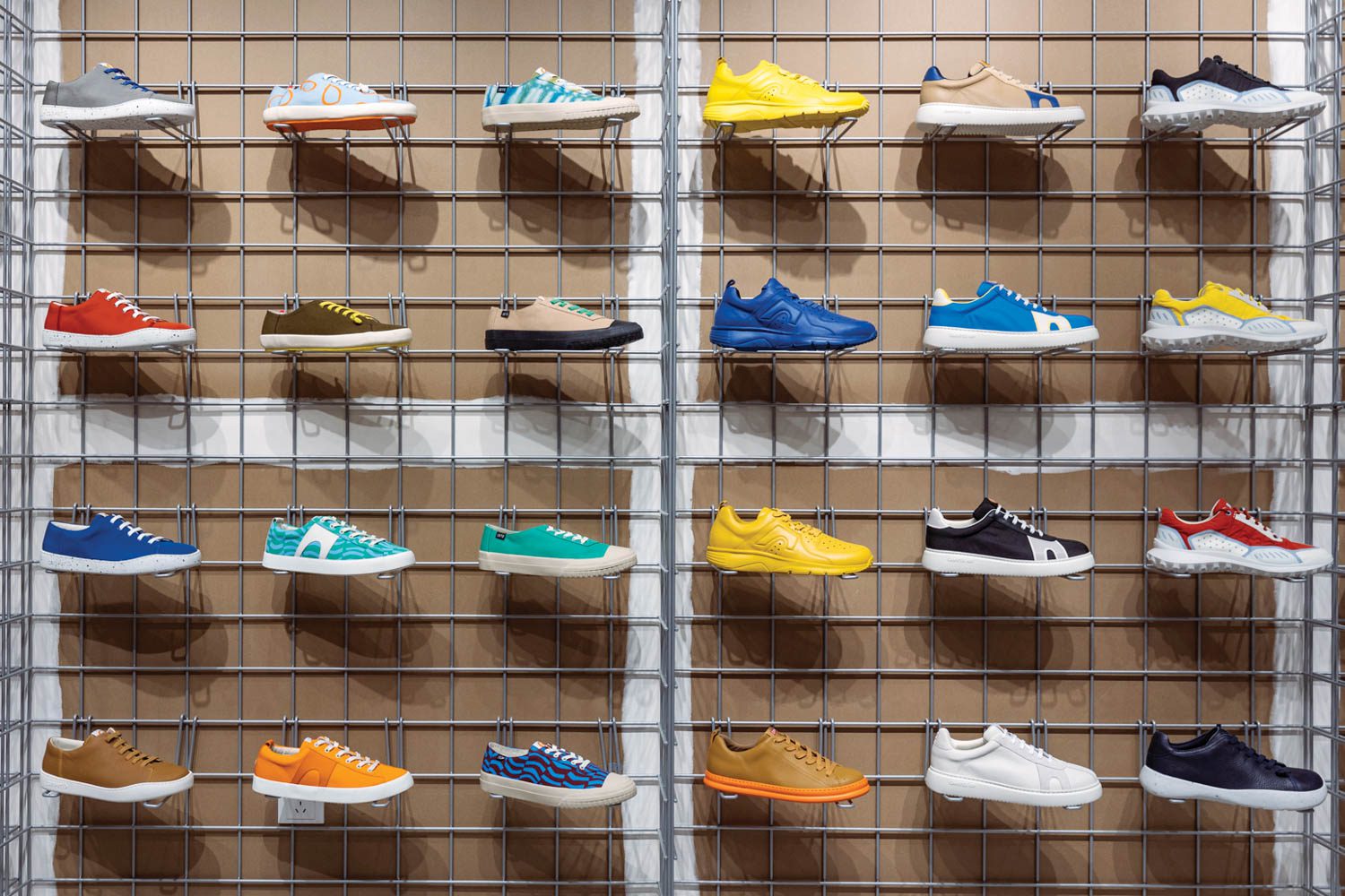 显示架由本地编织钢网格制成,后加回收纸板