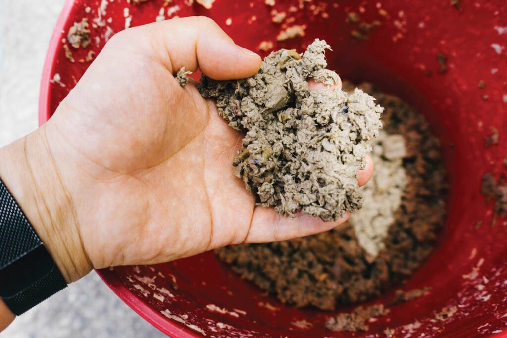 露营鞋盒浸泡并分解成粘贴并用模子重构