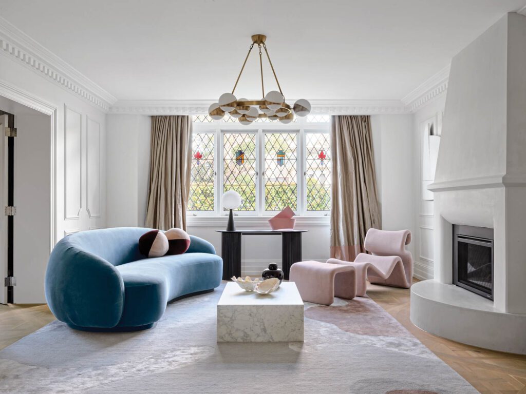 古代Bilia灯Gio Ponti坐在客厅原创染色玻璃窗前沙发和垫子定制