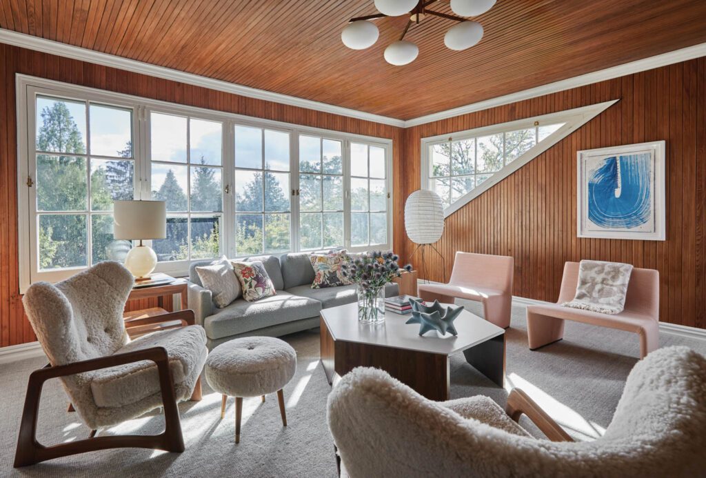 二楼初级套房起居室 窗口按角向房顶Linda Colletta Sky III相联Duffnerheighes-设计停止咖啡表D'Urso沙发和老式翼椅修剪