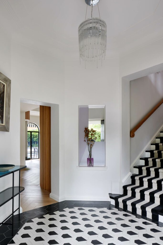 条目Biszad楼瓦让位 白克利夫在楼梯上