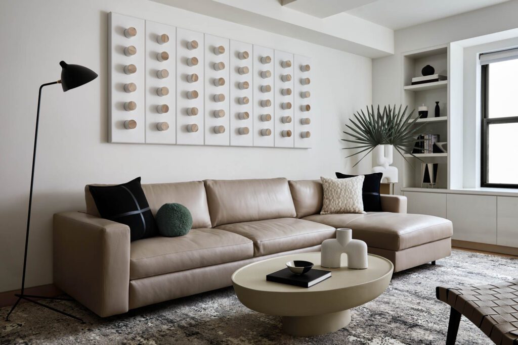 美国皮层段上方坐起居室Stark地毯上,艺术作品由Bradley Duncan制作咖啡台由Rove概念台和Serge Moille楼下灯台组成