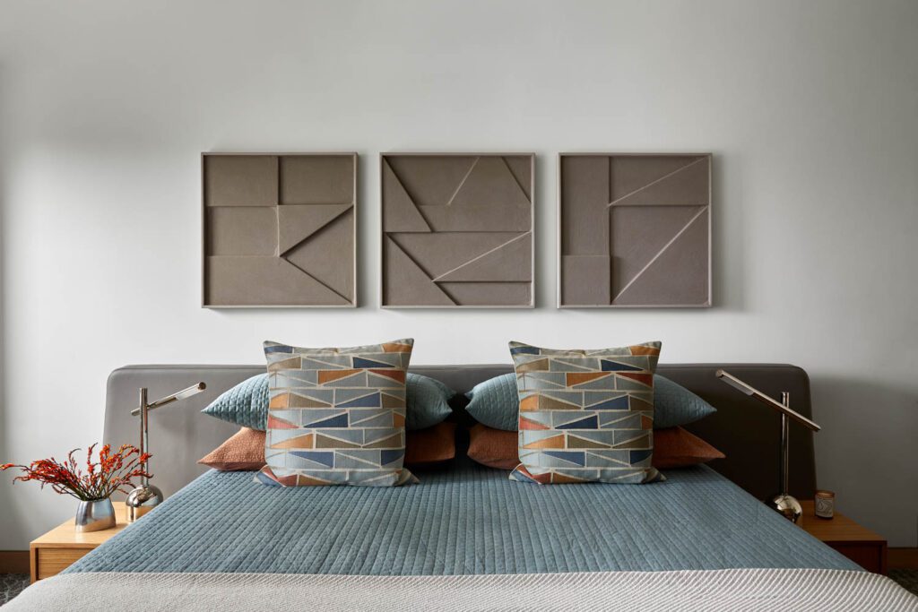 主卧室 KellyWearstler的表灯与定制灰色艺术并发