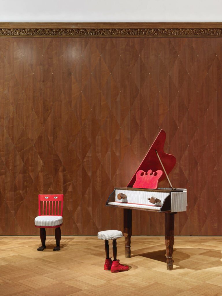 Millett家具功能与社会批判的交互作用,镜像Salon 94任务混淆艺术与设计之间的线条