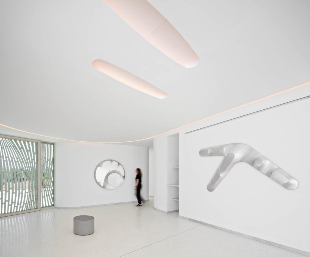 透透粉状激光裁剪门,画廊装饰平底三角形楼和大理石绕行维护盲目美学代替传统照明装置的外围战壕装有软式LED条被投入顶板