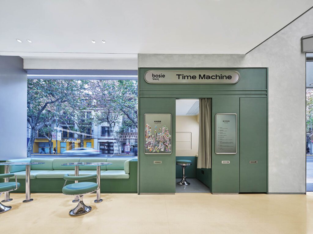 咖啡馆底层装有回溯启发照相机