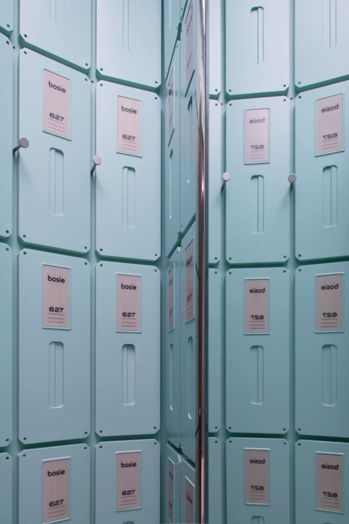 存储室位于二楼胶囊内