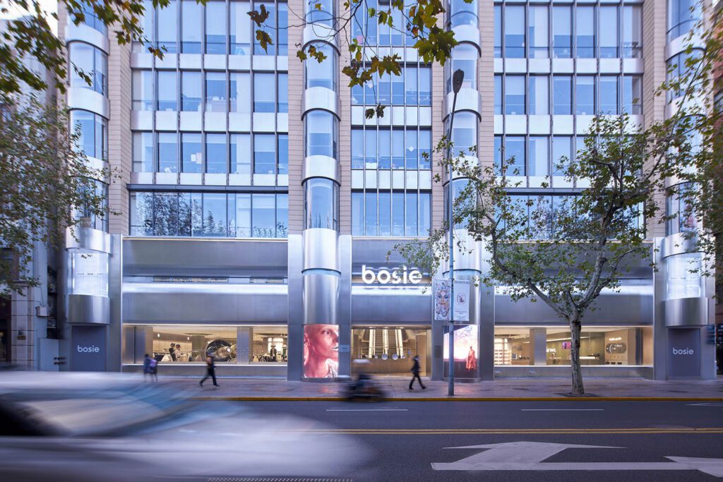 空间时代美学通过不锈钢板板和波西视频屏幕侧侧插入