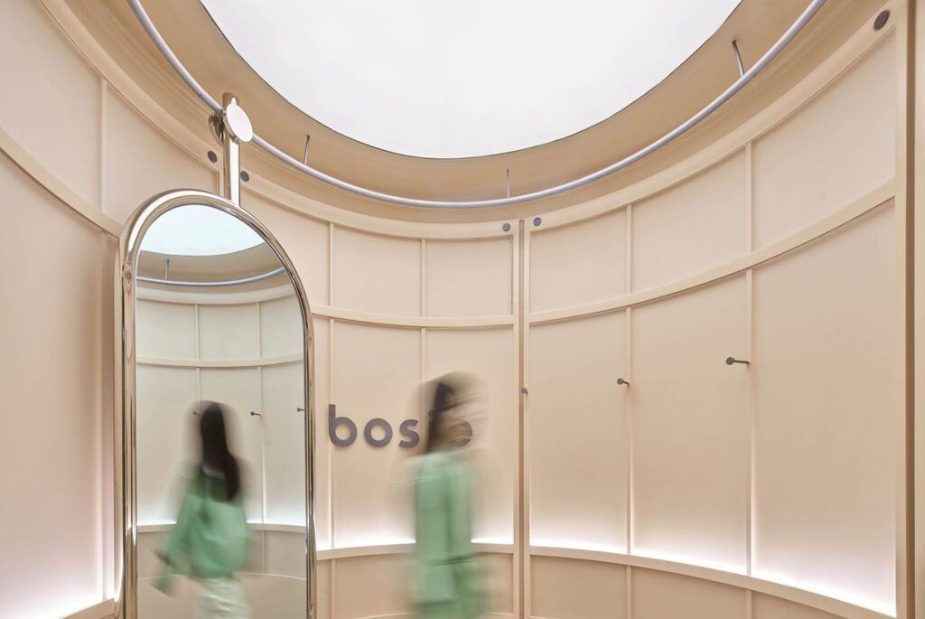 装配室镜像挂在轨迹上,客户可以试穿移动