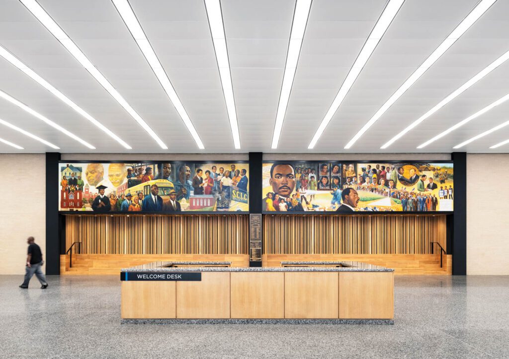 大厅新安装体育场座次 由Don Miller重构1986年壁画